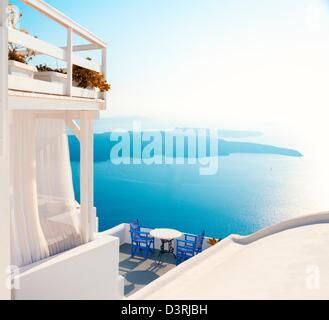 Alle Häuser auf Santorin haben herrlichen Blick auf Caldera, Sonnenuntergang Stockfoto