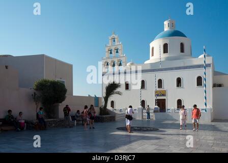 Menschen besuchen die Kirche der Panagia von Platsani OIA Caldera Square Santorini Griechenland Stockfoto