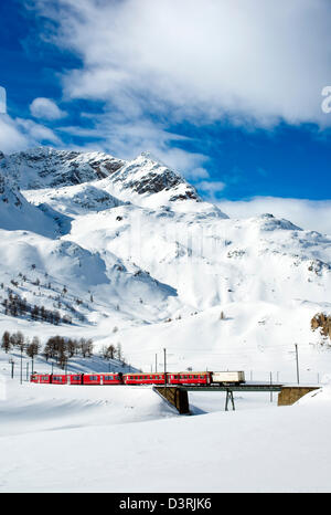 Bergzug am Lago Bianco Bernina Pass im Winter, Graubünden, Schweiz Stockfoto