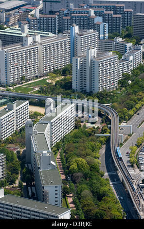 Luftaufnahme von Osakas Sakishima Nanko Insel mit High-Rise Wohnungen, Eigentumswohnungen und Einschienenbahn alle bebaut zurückgefordert Land. Stockfoto