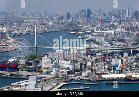 Luftaufnahme der Innenstadt von Osaka City Skyline und den Hafen mit Tempozan Riesenrad, Tempozan Brücke und Kaiyukan-Aquarium Stockfoto