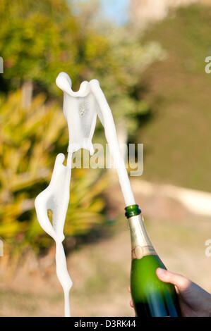 Flasche Champagner knallend Stockfoto