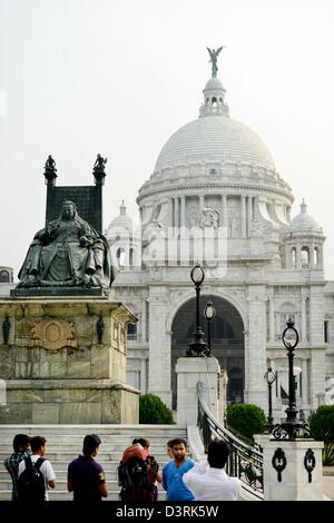 Victoria Memorial Hall und Königin Victoria Statue, indischen und Tschechische Touristen, manche fotografieren, Kalkutta, Indien, 36MPX, HI-RES Stockfoto