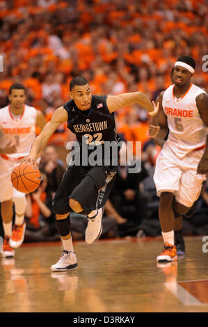 Syracuse, NY, USA. 23. Februar 2013. Georgetown leiten Otto Porter Jr. (22) Laufwerke in Richtung Korb, wie die Georgetown Hoyas Syracuse Orange 57 46 vor eine NCAA-Rekordkulisse von 35.012 an den Carrier Dome in Syracuse, NY besiegt. Stockfoto