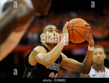 Syracuse, NY, USA. 23. Februar 2013. Georgetown leiten Otto Porter Jr. (22) auf die Foul-Linie, wie die Georgetown Hoyas Syracuse Orange 57 46 vor eine NCAA-Rekordkulisse von 35.012 an den Carrier Dome in Syracuse, NY besiegt. Stockfoto