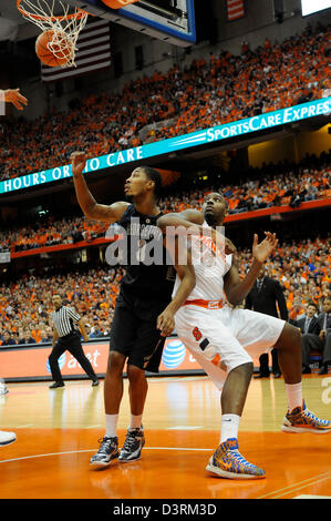 Syracuse, NY, USA. 23. Februar 2013. Georgetown, vorwärts, vorwärts Mikael Hopkins (3) punktet zwei mit Syrakus Rakeem Christmas (25) zu verteidigen als die Georgetown Hoyas besiegte die Syracuse Orange 57 46 vor eine NCAA-Rekordkulisse von 35.012 an den Carrier Dome in Syracuse, New York. Stockfoto