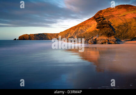 Llangrannog, Strand mit Carreg Bica Rock, Ceredigion, West Wales. Stockfoto