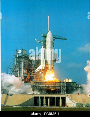 Der Titel bezieht sich auf ein Hochglanzfoto des NASA Space Shuttle Program, auf dem Elemente im Zusammenhang mit Shuttle-Operationen oder Hardware dargestellt werden. Stockfoto