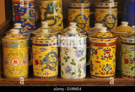 Chinesische Keramik, Teetassen, Souvenir-Shop in San Francisco, USA Stockfoto