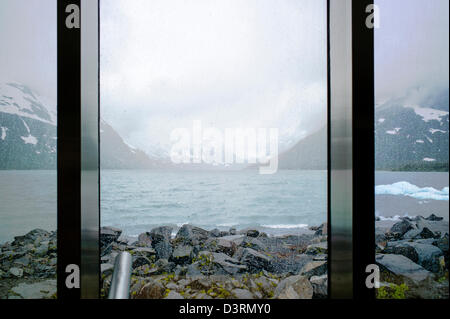 Zeigen Sie an, große Fenster, Boggs Visitor Center, Portage Lake, Portage Glacier, Chugach National Forest, Portage, Alaska, USA Stockfoto