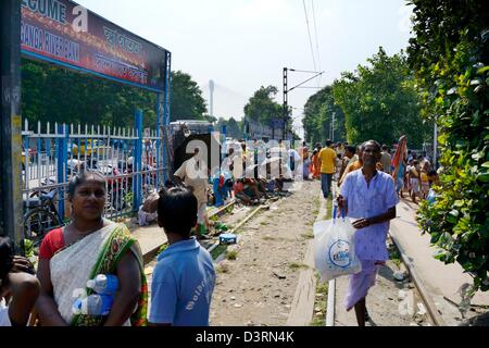 Ganges, Alltag in der heißen Sonne, Sonnenschirme und die Aufgabe des Sammelns Weihwasser, Durchführung von Ritualen, Angebote, 36MPX, HI-RES Stockfoto