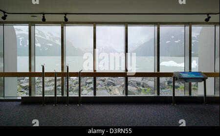 Zeigen Sie an, große Fenster, Boggs Visitor Center, Portage Lake, Portage Glacier, Chugach National Forest, Portage, Alaska, USA Stockfoto