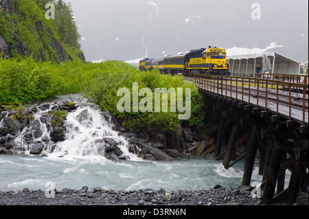 Die Alaska Railroad Depot und Zug, Whittier, Alaska, USA. Ein Tunnel von Whittier nach Portage wird von Autos und Eisenbahn geteilt. Stockfoto