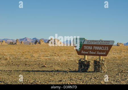 Die Trona Pinnacles in der Nähe von Ridgecrest, Kalifornien, USA, sind Kalktuff-Formationen am Rande von Searles ausgetrockneten Sees in der Mojave-Wüste. Stockfoto