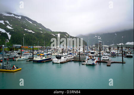 Kleiner Bootshafen, Whittier, Alaska, USA.  Ein Tunnel von Whittier nach Portage wird von Autos und Eisenbahn geteilt. Stockfoto