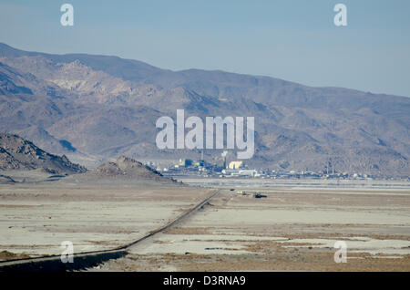 Trona ist Heimat der Searles Valley Mineral Company, die Borax und verschiedene Salze und Kristalle von Searles Lake Minen. Stockfoto