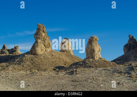 Die Trona Pinnacles in der Nähe von Ridgecrest, Kalifornien, USA, sind Kalktuff-Formationen am Rande von Searles ausgetrockneten Sees in der Mojave-Wüste. Stockfoto