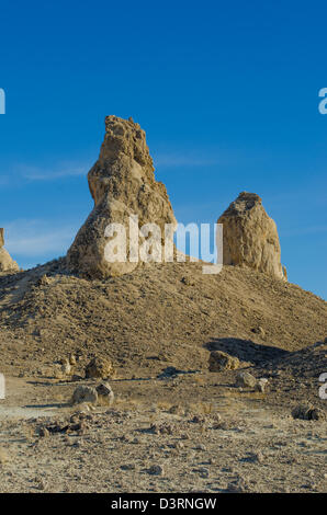 Die Trona Pinnacles in der Nähe von Ridgecrest, Kalifornien, USA, sind Kalktuff-Formationen am Rande von Searles ausgetrockneten Sees in der Mojave-Wüste. Stockfoto