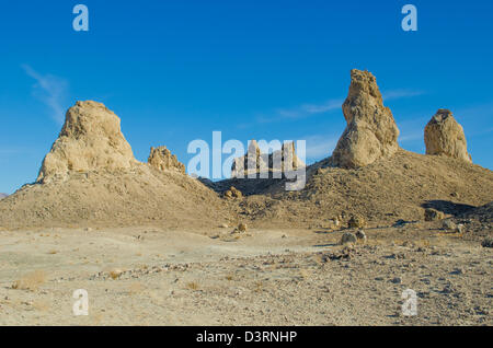 Die Trona Pinnacles in der Nähe von Ridgecrest, Kalifornien, USA, sind Kalktuff-Formationen am Rande von Searles ausgetrockneten Sees in der Mojave-Wüste. Stockfoto