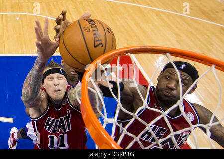 Philadelphia, USA. 23. Februar 2013. Miami Heat small forward LeBron James (6) und macht vorwärts Chris Andersen (11) gehen für die Erholung während der NBA-Spiel zwischen den Miami Heat und die Philadelphia 76ers im Wells Fargo Center in Philadelphia, Pennsylvania. Die Miami Heat schlagen die Philadelphia 76ers, 114-90. Stockfoto