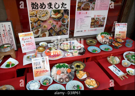 Realistische Darstellung der Mahlzeiten und andere Gerichte im lokal in Osaka ist eigentlich künstliche und Kunststoff, aber dennoch appetitlich. Stockfoto