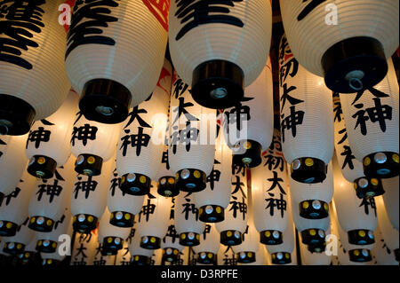 Muster aus weißen Chochin Papierlaternen mit Kanji-Zeichen an der Decke im Hozenji Tempel in Namba, Osaka, Japan Stockfoto