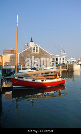 Roten hölzerne Segelschiff im Hafen von Nantucket, Nantucket Island, MA Stockfoto