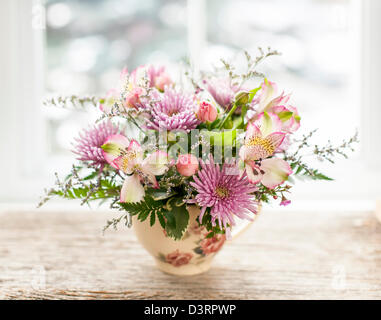 Bouquet von bunten Blumen in kleine vase Stockfoto