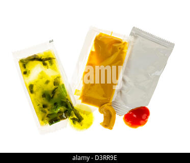 Lustvoll-Senf und Ketchup-Gewürz-Pakete zu öffnen, auf weißem Hintergrund Stockfoto
