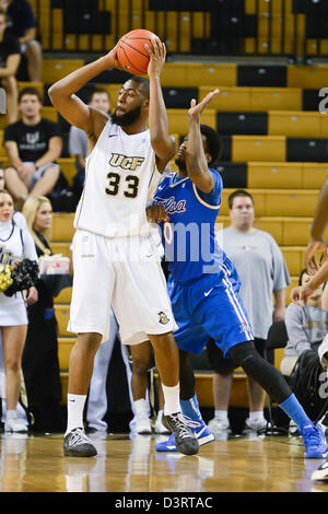 Orlando, USA. 23. Februar 2013. Tulsa vorwärts Kauri schwarz (0) verteidigt UCF vorwärts Keith Clanton (33) während der Mens NCAA Basketball-Spiel Aktion zwischen Tulsa Golden Hurricane und die zentralen Florida Ritter. UCF besiegte Tulsa 83-75 in der UCF Arena in Orlando, Fl. Stockfoto