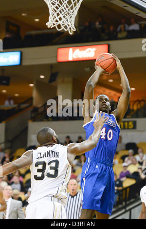 Orlando, USA. 23. Februar 2013. Tulsa vorwärts D'Andre Wright (40) schießt über UCF vorwärts Keith Clanton (33) während der Mens NCAA Basketball-Spiel-Aktion zwischen Tulsa Golden Hurricane und die zentralen Florida Ritter. UCF besiegte Tulsa 83-75 in der UCF Arena in Orlando, Fl. Stockfoto