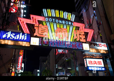 Neon-Schild kündigt den Eintrag Dotonbori Street Restaurant und Unterhaltung im Stadtteil Namba, Osaka. Stockfoto