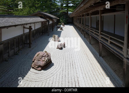 Karesansui geharkt Kies trockene Landschaft Steingarten am Kongobuji, Kopf Tempel des Koyasan Shingon-Buddhismus auf Berg Koya, Japan. Stockfoto