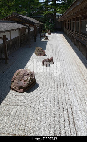 Karesansui geharkt Kies trockene Landschaft Steingarten am Kongobuji, Kopf Tempel des Koyasan Shingon-Buddhismus auf Berg Koya, Japan. Stockfoto