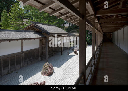 Karesansui geharkt Kies trockene Landschaft Steingarten am Kongobuji, Kopf Tempel des Koyasan Shingon-Buddhismus auf Berg Koya, Japan. Stockfoto