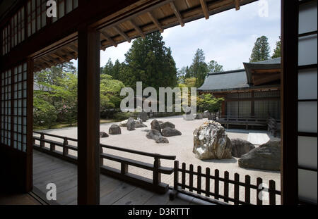 Banryutei Karesansui geharkt Kies trockene Landschaft Steingarten am Kongobuji, Kopf Tempel des Koyasan Shingon-Buddhismus in Japan. Stockfoto