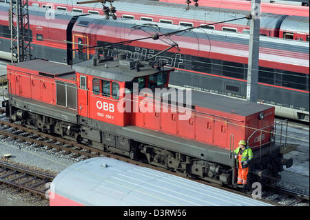 Wien, Österreich, Rangier-Motor und andere Eisenbahn Autos am Westbahnhof Stockfoto