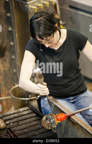 Demonstration der Glasbläserei in der Canberra-Glashütte. Canberra, Australian Capital Territory (ACT), Australien Stockfoto