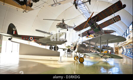 Vielzahl von Flugzeugen auf dem Display in einem Hangar der Royal Air Force (RAF) Museum, London, England, UK Stockfoto