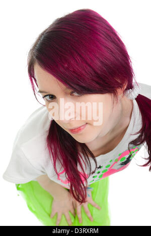 Bizarre rosa Haare Emo Girl weißen Hintergrund Stockfoto