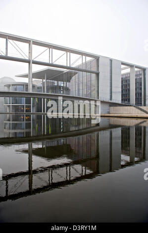 Berlin, Deutschland, Paul-Loebe-Haus im Herbst Nebel Stockfoto