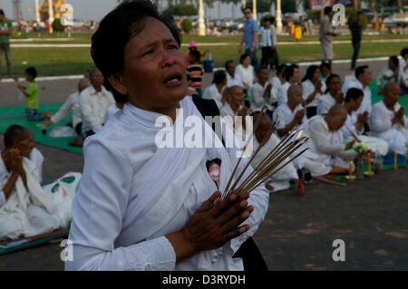 Khmer betende Frau, Kambodschaner trauern um den Verlust von König Norodom Sihanouk vor dem Königspalast in Phnom Penh, Kambodscha. © kraig Lieb Stockfoto