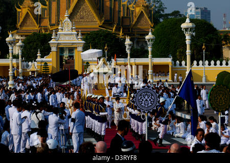 König Norodom Sihanouk ist in seinem Sarg aus dem Königlichen Palast, Phnom Penh, Kambodscha, Indochina. Credit: Kraig Lieb Stockfoto