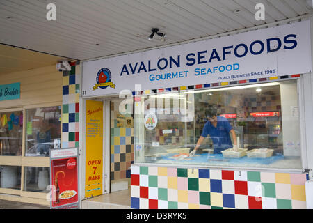 Mann Verlegen der frischen Fisch in einem Sydney Fisch und Chip Shop Shop, Australien Stockfoto