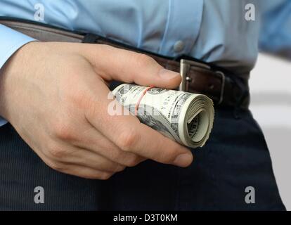 Eine Rolle von Dollar in einer hand Stockfoto