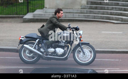 London, UK, 24. Februar 2013: Tom Cruise gesehen Reiten auf einem Triumph Motorrad während der Dreharbeiten Szenen aus seinem neuesten Film "alle Y Stockfoto