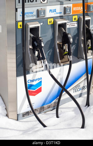 Nahaufnahme von Kraftstoffpumpen an einer Tankstelle in Montana, USA Stockfoto