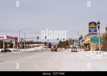 Die Hauptstraße durch West Yellowstone, Montana, USA Stockfoto