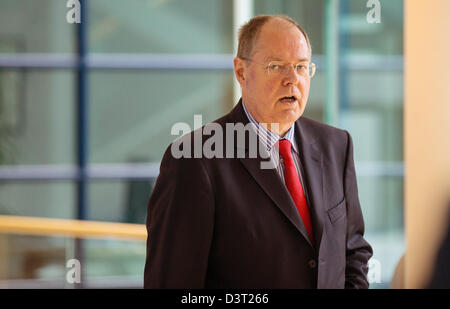 Berlin, Deutschland. 24. Februar 2013. SPD-Kanzlerkandidat Peer Steinbrück kommt für den Unterbezirk und Bezirk Konferenz der deutschen Soacial demokratische Partei, SPD auf den Parlamentswahlen 2013 in der Parteizentrale in Berlin, Deutschland, 24. Februar 2013. Foto: HANNIBAL/Dpa/Alamy Live News Stockfoto