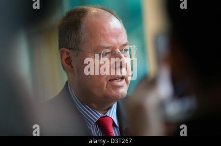 Berlin, Deutschland. 24. Februar 2013. SPD-Kanzlerkandidat Peer Steinbrück spricht die Medien vor der Unterbezirk und Distrikt-Konferenz der deutschen Soacial demokratische Partei, SPD auf den Parlamentswahlen 2013 in der Parteizentrale in Berlin, Deutschland, 24. Februar 2013. Foto: HANNIBAL/Dpa/Alamy Live News Stockfoto